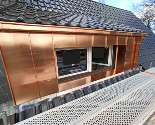 Hochwertige Klempnerarbeiten – Kupferverkleidung an Dachgaube Neue Gaubenverkleidung aus Kupferblech als Klempnerarbeit an einem Ziegeldach