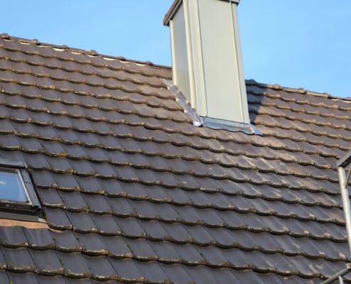 Dachreparatur – Professionelle Instandsetzung für sicheren Schutz Fachmännische Dachreparatur durch erfahrenen Dachdecker mit Werkzeug auf einem Wohnhausdach