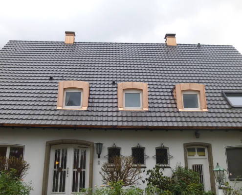 Steildach mit neuer Abdichtung und Kupfergauben auf einem Wohnhaus