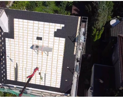 Fachbetrieb installiert Dämmmaterial bei energetischer Dachsanierung für bessere Energieeffizienz