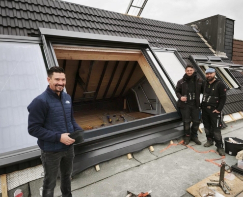 Fachmännischer Einbau eines modernen Dachfensters mit präziser Montage unter dem Dach
